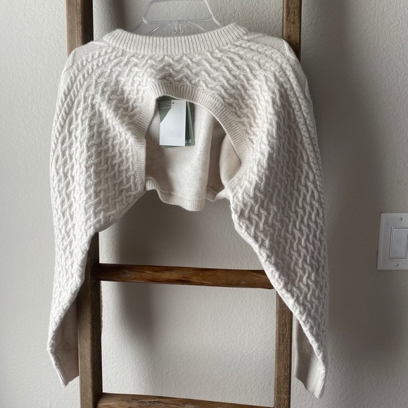 H&M Sweaters - NWT - H&M - cream/tan cropped long sleeve sweater